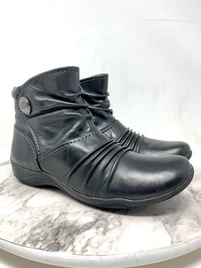 Clarks Kessa Mabel Black Leather Ruched Button Ankle Booties 8 Lagenlook Artsy